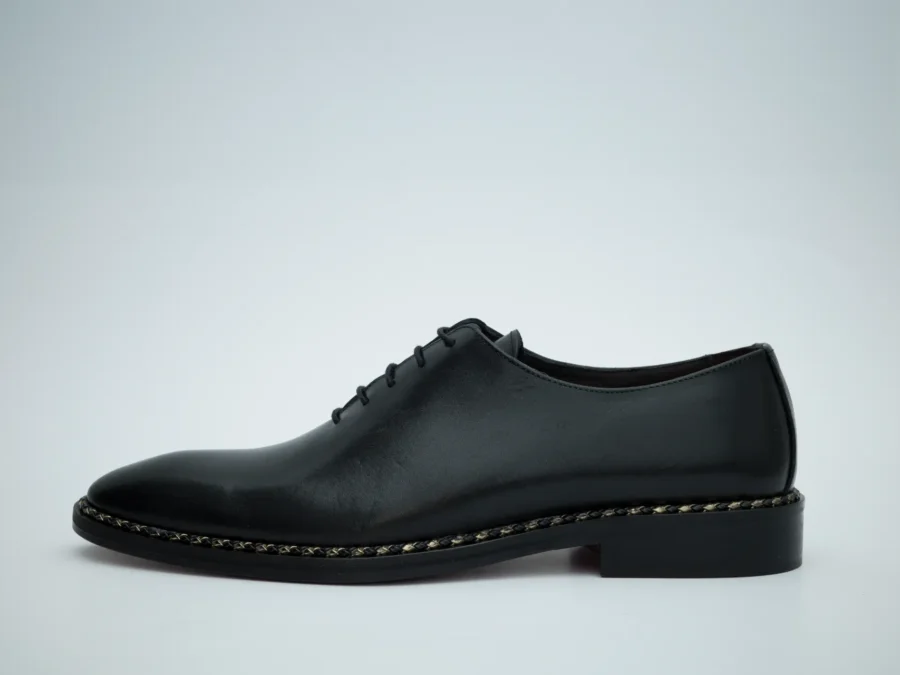 Made in Italy handcrafted Oxford model lace-up shoes or also called "Francesine". Made of hand-dyed black calfskin. Interior lined in burgundy leather with silver printed logo.