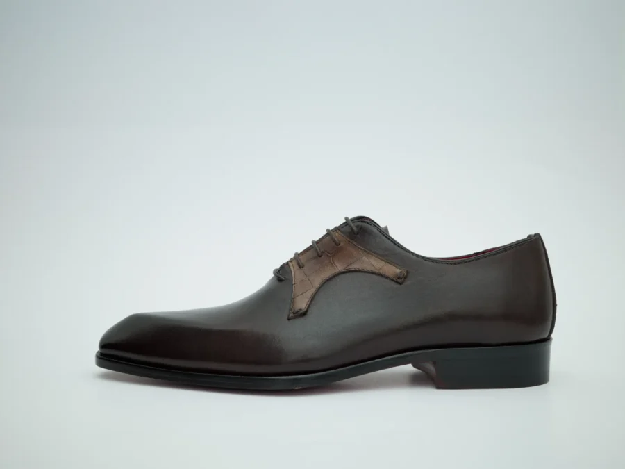 Made in Italy handcrafted Oxford model lace-up shoes or also called "Francesine".Made of hand-dyed calfskin with a dark brown base.