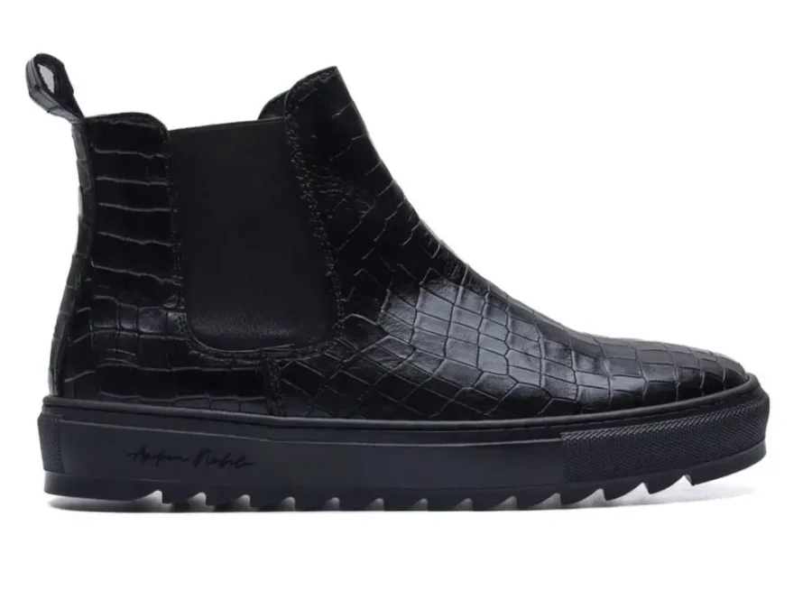 Made in Italy Chelsea boot in black leather with a deep crocodile print, for those who love to stand out with style. The reptile-patterned upper gives visual and material strength to the silhouette, while the serrated black rubber sole ensures urban comfort and personality.